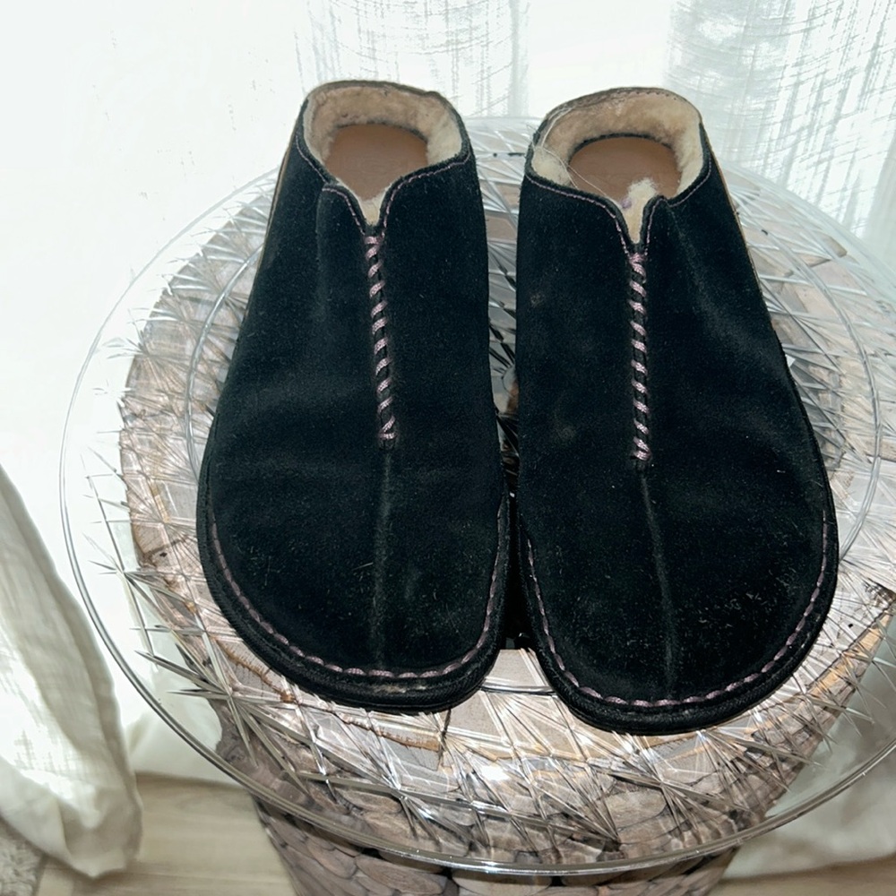 Ugg slippers size 8